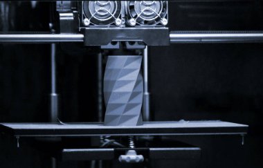 3D yazıcı çalışır ve sıcak erimiş plastikten bir nesne oluşturur