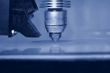 Modern 3D yazıcı yazıcı figürü yakın plan. Otomatik olarak üç boyutlu