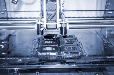 Modern 3D yazıcı yazıcı figürü yakın plan. Otomatik olarak üç boyutlu