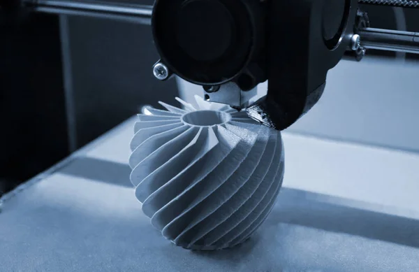 3D yazıcı çalışıyor ve sıcak erimiş plastikten bir nesne oluşturuyor
