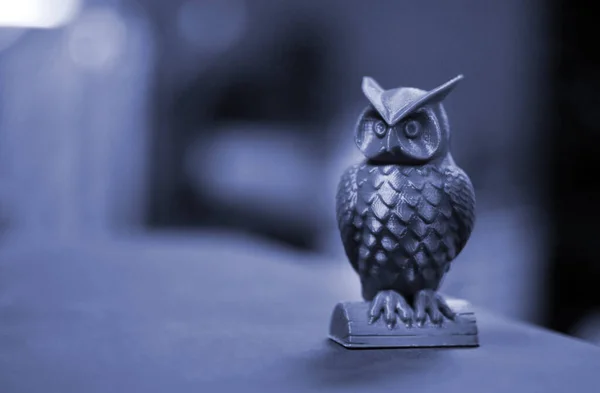 The green form in the form of a small owl created on 3d printer dark background — Stock Photo, Image
