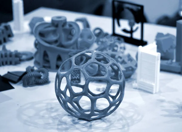 Modely vytištěné 3D tiskárnou. Tma, kopírovací prostor. — Stock fotografie