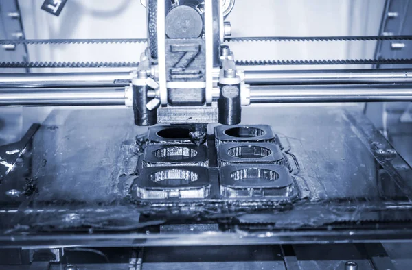 Figura de impresión de impresora 3D moderna de cerca. Automático tridimensional —  Fotos de Stock
