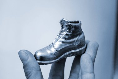 3D yazıcıya basılmış ve diş minesiyle kaplanmış bir çizme şeklinde nesne