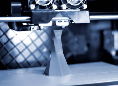 3 boyutlu yazıcı izole edilmiş hacim üçgen nesnesi mavi gri renk yazdırıyor