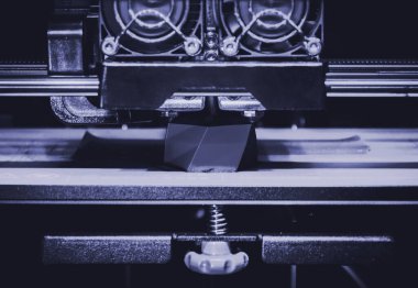 3D yazıcı çalışır ve sıcak erimiş plastikten bir nesne oluşturur