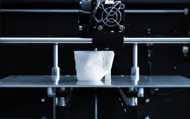 Nesneler 3D yazıcı tarafından basıldı. Otomatik üç boyutlu 3D yazıcı