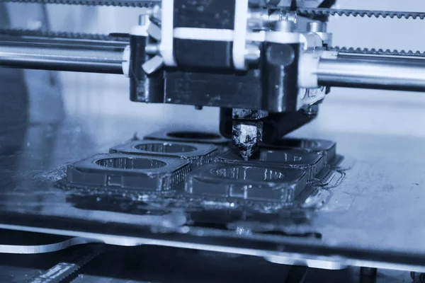 Modern 3D yazıcı yazıcı figürü yakın plan. Otomatik olarak üç boyutlu