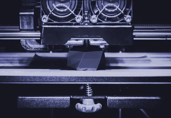 La stampante 3D funziona e crea un oggetto dalla plastica fusa a caldo — Foto Stock