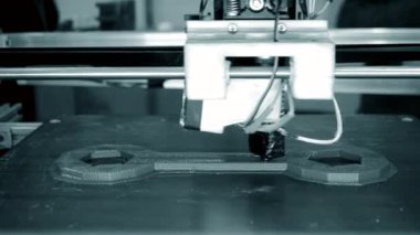 3D yazıcı mavi nesneyi yakın plan basıyor. Otomatik üç boyutlu 3D yazıcı