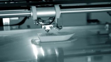3D yazıcı turuncu nesneyi yakın plan basıyor. Otomatik üç boyutlu 3D yazıcı