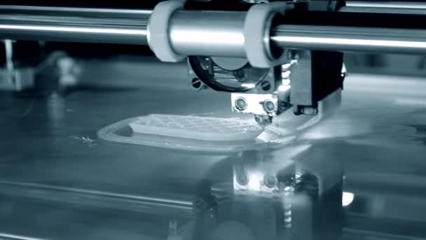 Imprimante 3D imprime un objet en gros plan. Imprimante 3D tridimensionnelle automatique — Video