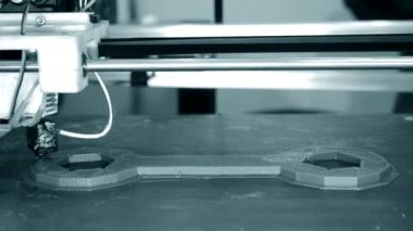 3D yazıcı, yakın çekim şeklinde bir model basıyor. Modern kavram.