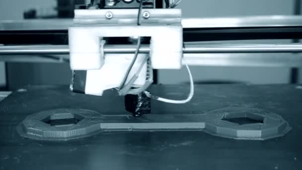 La impresora 3D funciona y crea un objeto a partir de un primer plano de plástico fundido en caliente. — Vídeo de stock
