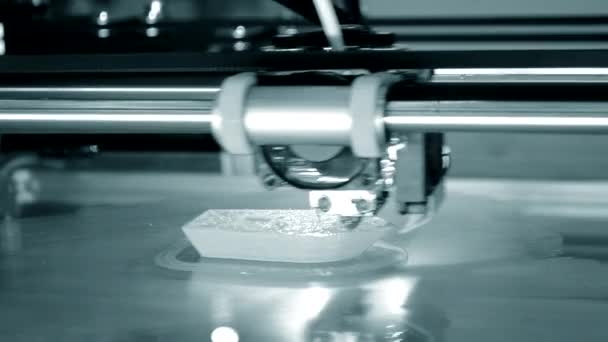 A 3D-s nyomtató narancssárga tárgyat nyomtat közelről. Automatikus háromdimenziós 3D nyomtató — Stock videók
