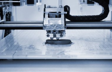 3D yazıcı erimiş plastik mavi yakın çekim formunu yazdırır.