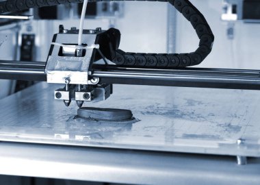 3D yazıcı erimiş plastik mavi yakın çekim formunu yazdırır