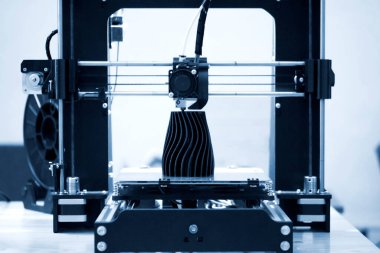 3D yazıcı çalıştırma ve üç boyutlu bir nesne oluşturma süreci