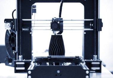 3D yazıcı çalıştırma ve üç boyutlu bir nesne oluşturma süreci