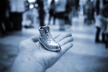 3D yazıcıya çizme şeklinde basılmış ve diş minesiyle kaplanmış nesne