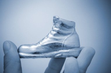 3D yazıcıya basılmış ve diş minesiyle kaplanmış bir çizme şeklinde nesne