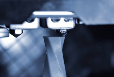 Modern 3D yazıcı yazıcı figürü yakın plan. Otomatik olarak üç boyutlu