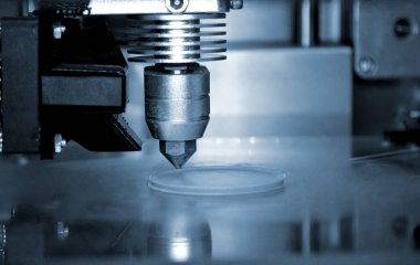 Plastik resimdeki 3 boyutlu yazıcı baskıları. 3D yazıcı mavi model üretiyor