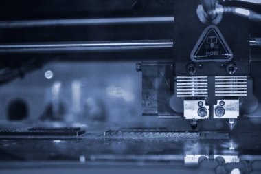 Siyah şekiller yazdıran 3D yazıcı. Otomatik üç boyutlu 3D yazıcı.