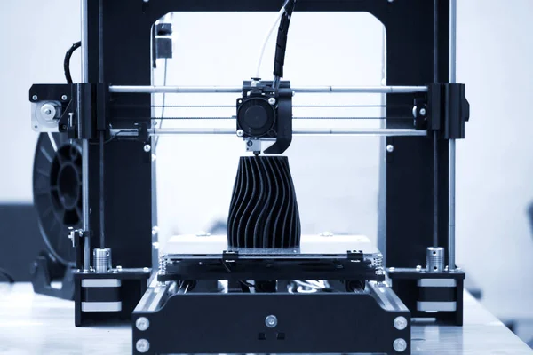 A 3D nyomtató munkafolyamata és egy háromdimenziós objektum létrehozása — Stock Fotó