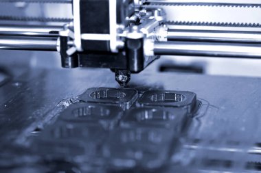 Modern 3D yazıcı yazıcı figürü yakın plan. Otomatik olarak üç boyutlu