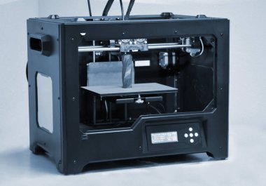 3D yazıcı çalışır ve sıcak erimiş plastikten bir nesne oluşturur