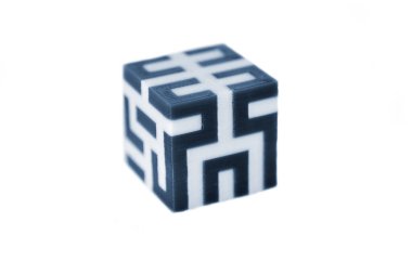 Beyaz arkaplanda izole edilmiş 3d yazıcı tarafından basılan nesneler.