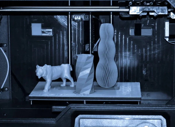 Gli oggetti stampati stampante 3D su sfondo blu e nero — Foto Stock