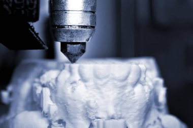 3D yazıcı erimiş plastik beyaz formunu yazdırır.