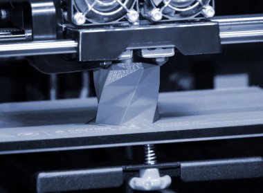 3D yazıcı çalışır ve sıcak erimiş plastikten bir nesne oluşturur