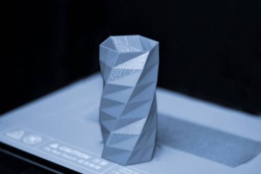 Nesne mavi ve siyah arkaplan üzerine 3D yazıcı yazdırdı