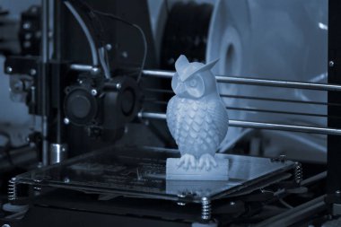 Modern 3D yazıcı yazıcı figürü yakın plan. Otomatik olarak üç boyutlu