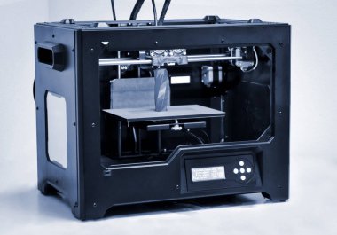 3D yazıcı çalışır ve sıcak erimiş plastikten bir nesne oluşturur