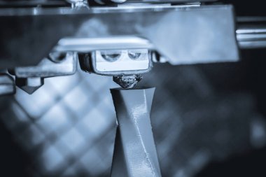 Modern 3D yazıcı yazıcı figürü yakın plan. Otomatik olarak üç boyutlu