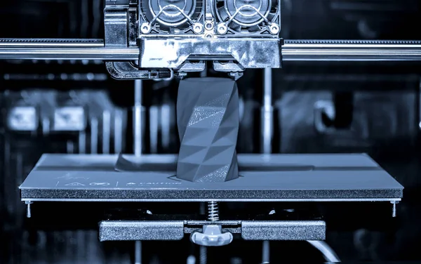 La impresora 3D funciona y crea un objeto a partir del plástico fundido en caliente — Foto de Stock