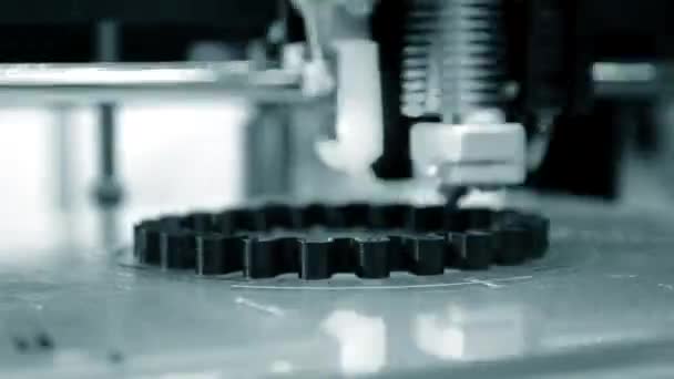 3D εκτυπωτής εκτυπώνει μαύρο αντικείμενο γκρο πλαν. Αυτόματος τρισδιάστατος εκτυπωτής — Αρχείο Βίντεο