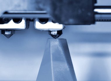 Modern 3D yazıcı yazıcı figürü yakın plan. Otomatik olarak üç boyutlu