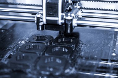 Modern 3D yazıcı yazıcı figürü yakın plan. Otomatik olarak üç boyutlu