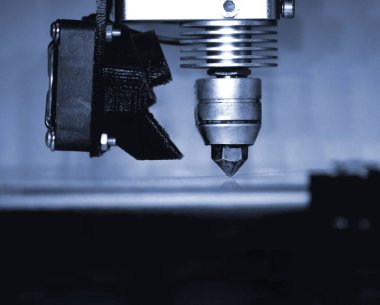 Modern 3D yazıcı yazıcı figürü yakın plan. Otomatik olarak üç boyutlu