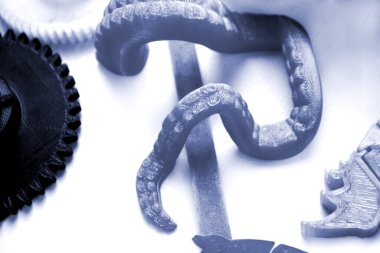 3d yazıcıya basılmış pek çok parlak renkli nesne düz yüzeyde yatıyor