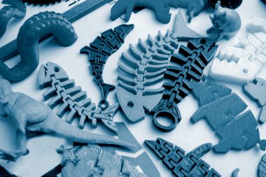 Modeller 3D yazıcı tarafından basıldı. 3D yazıcıya yazdırılmış parlak renkli nesneler