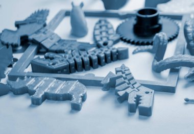 Modeller 3D yazıcı tarafından basıldı. 3D yazıcıya yazdırılmış parlak renkli nesneler