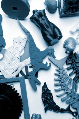 Modeller 3D yazıcı tarafından basıldı. 3D yazıcıya yazdırılmış parlak renkli nesneler