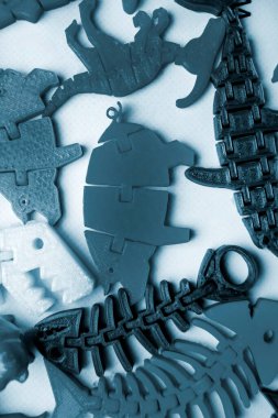 3d yazıcıya basılmış pek çok parlak renkli nesne düz yüzeyde yatıyor