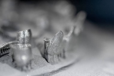 Metal için 3d yazıcıya yazdırılmış nesne platformu yazılıyor